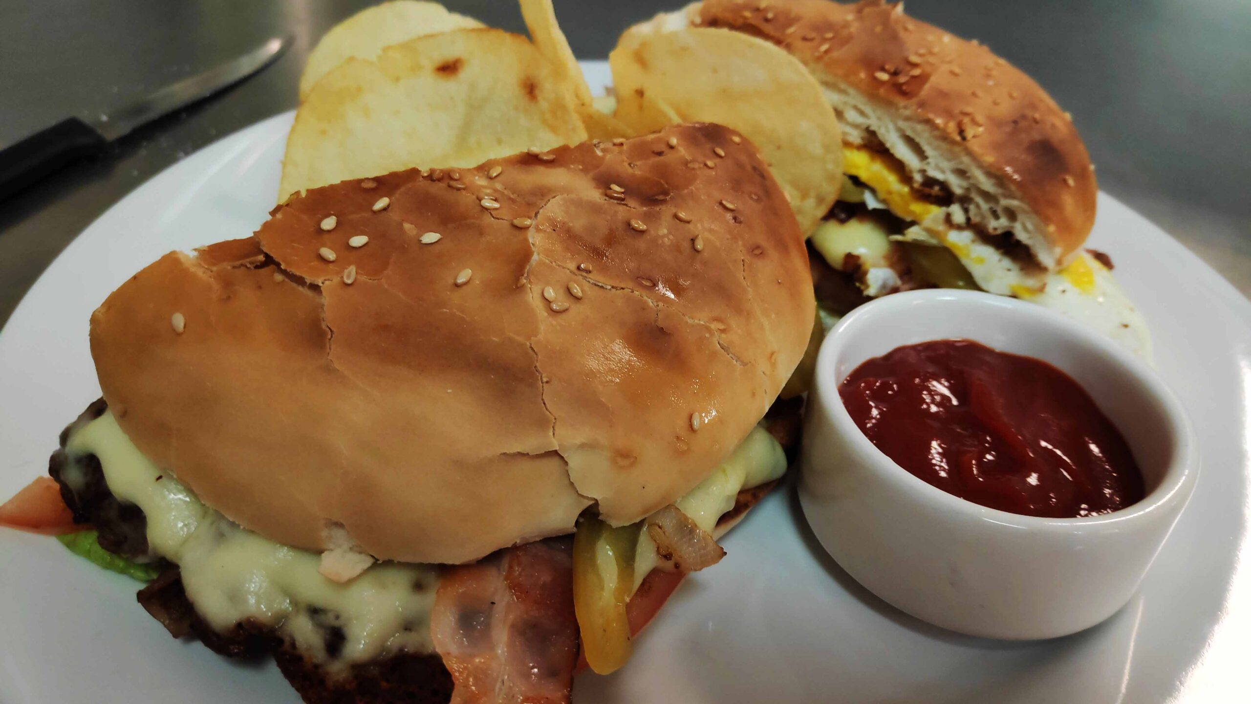 Deliciosa hamburguesa con papas chips y dips